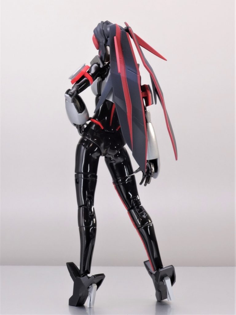 後ろ姿髪も赤黒で。ボディの黒は研ぎ出し練習もかねてテカテカに磨いて、超つや消しの赤ラインが浮き出てくれる効果を狙っています。有効かはともかく。