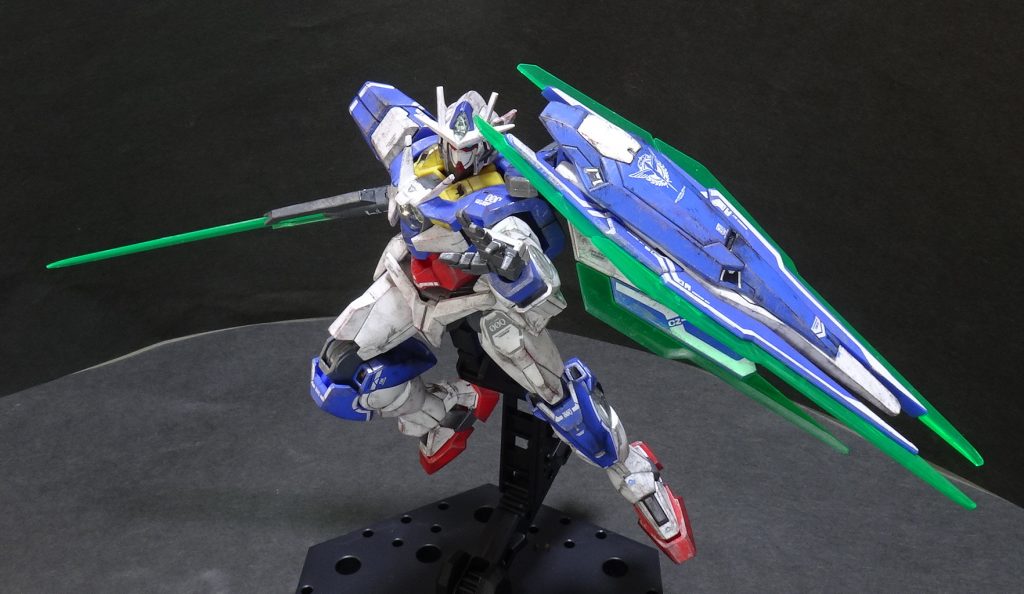 00汎用デカールは問題無かったのですが、ダブルオークアンタ専用デカールは糊が劣化しているのか、ズレるわ破れるわ剝がれるわで地獄でした…ソードビットのラインデカールが特に鬼門で、破れても気合と根性でつなぎ合わせました…実は裏面にデカールが無いビットもあったりします。