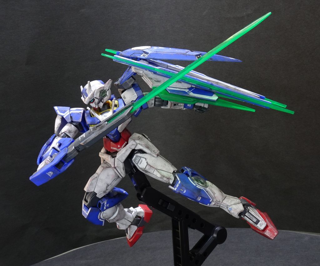 部分塗装は足と頭部を中心に。ガンプラの出来が良いキットなので、グレーと黒を入れるだけで満足感が上がります。