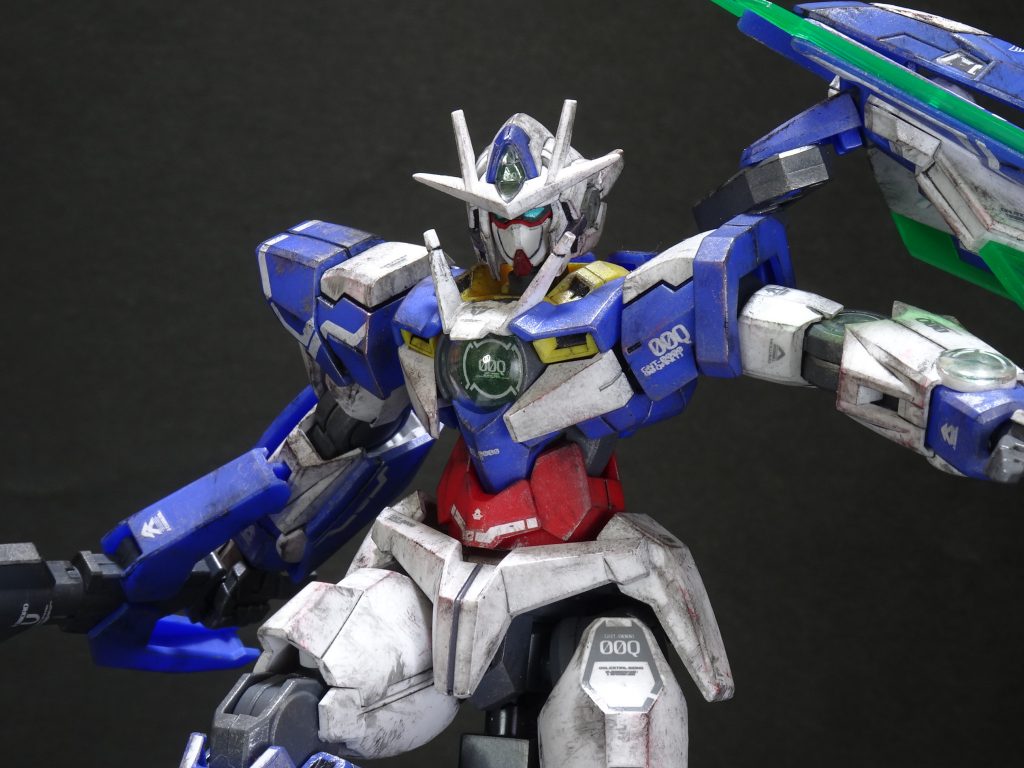 汚しは重くなりすぎないようにしました。クアンタは戦闘時間が短かったのであまり汚れなかったのかなと。アクセントにメタリックレッドを入れ、自爆して散っていった疑似GN粒子の中を抜けてきた!ようなストーリーを盛り込んでます。