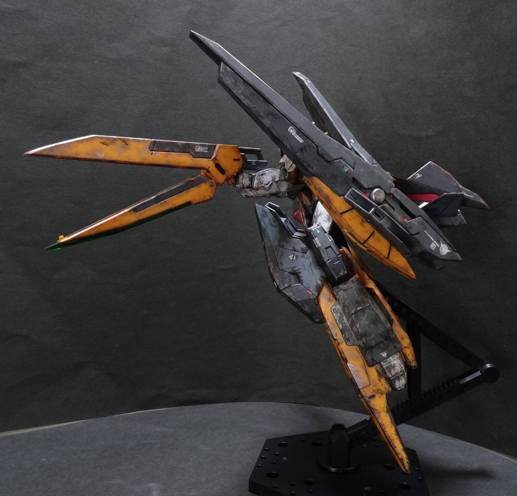 ハルート/マルートは前線にいる時間が長かったので、重めに汚しています。黒の煤けた感じに加え、シルバーでELSのカスが付着したり、メタレッドで至る所で爆散した疑似GN粒子も付着したかも?という想定です。