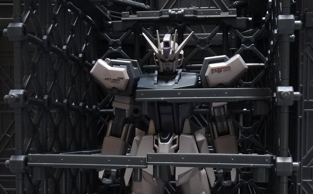 一応、以前作成したHGストライクと同じ機体としているので、肩のシールは同じものを使っています。