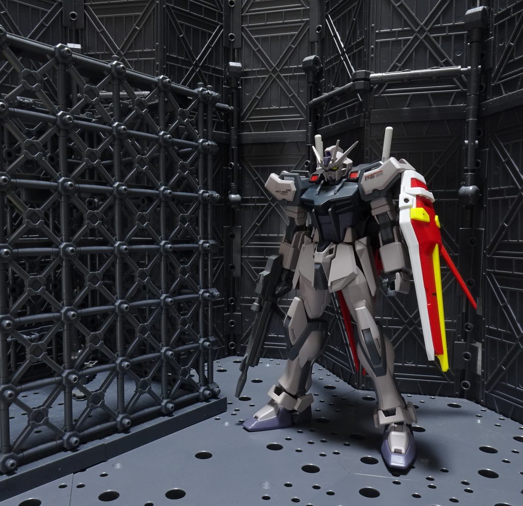 「エールストライク、発進カタパルトへどうぞ。」1/144アークエンジェルカタパルトを買っておけばよかったかなと後悔しています。