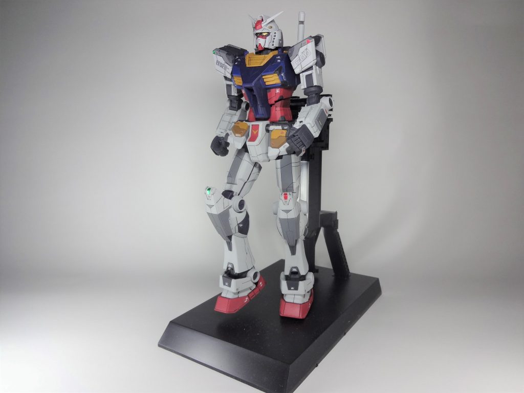 台座(未塗装)に載せてみました。歩き始めっぽいポージング