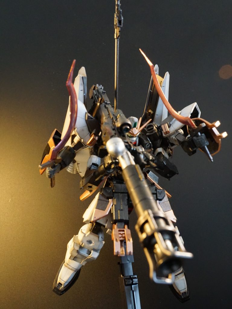 戦闘形態2:大型特務バズーカで中距離戦も対応します。30MMベースなので両手持ちも出来て、長身化しているために、シナンジュ用の武装も似合うようになりました🎶