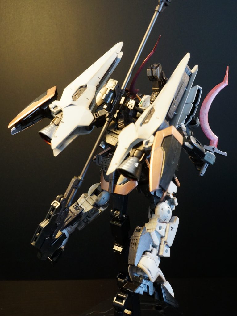 バックショットです。バズーカはハルバードと交換でバックパックにラッチし、某エース機のようなバク転射撃も可能になります🎵 色は似てるんですよ、色は…