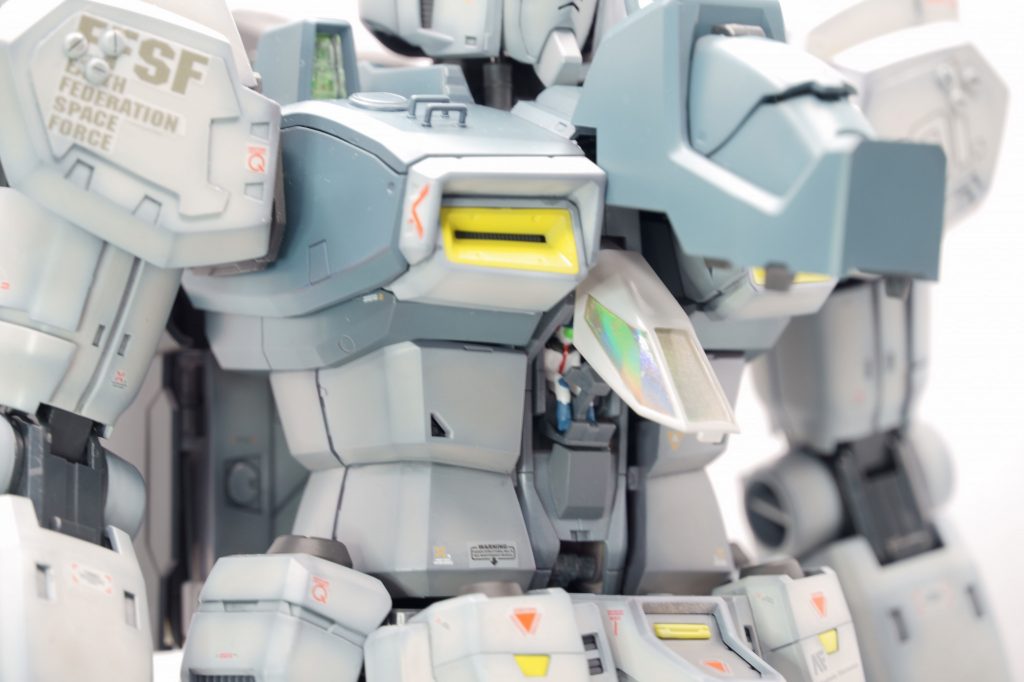 この状態まで展開するとキャノピーが開けられます。中のパイロットは、コア・ファイターの変型時に９０°回転させ、正面を向くようになっています。