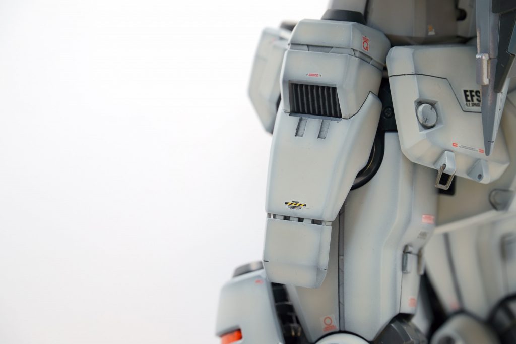 腰のサイドアーマーが少し短い感じがしたので、RGの長さくらいまで延長しました。リヤアーマーには、何かをけん引できるようなフックを追加して、陸戦用であることを強調してみました。