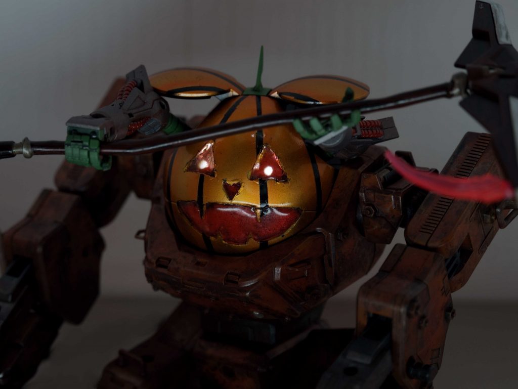 ハロ本体に電飾を仕込んであるので、不気味にハロが笑いかけます。