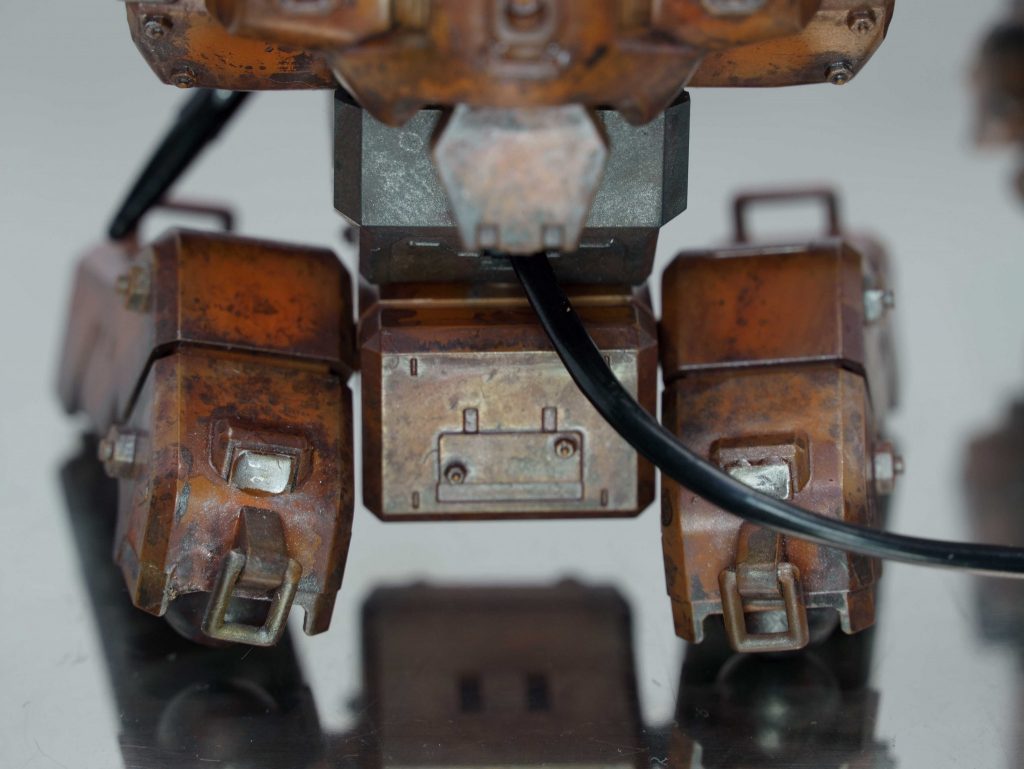 ハロくん本体からUSBケーブルが伸びています。ローダーの背中から出るように加工しました。