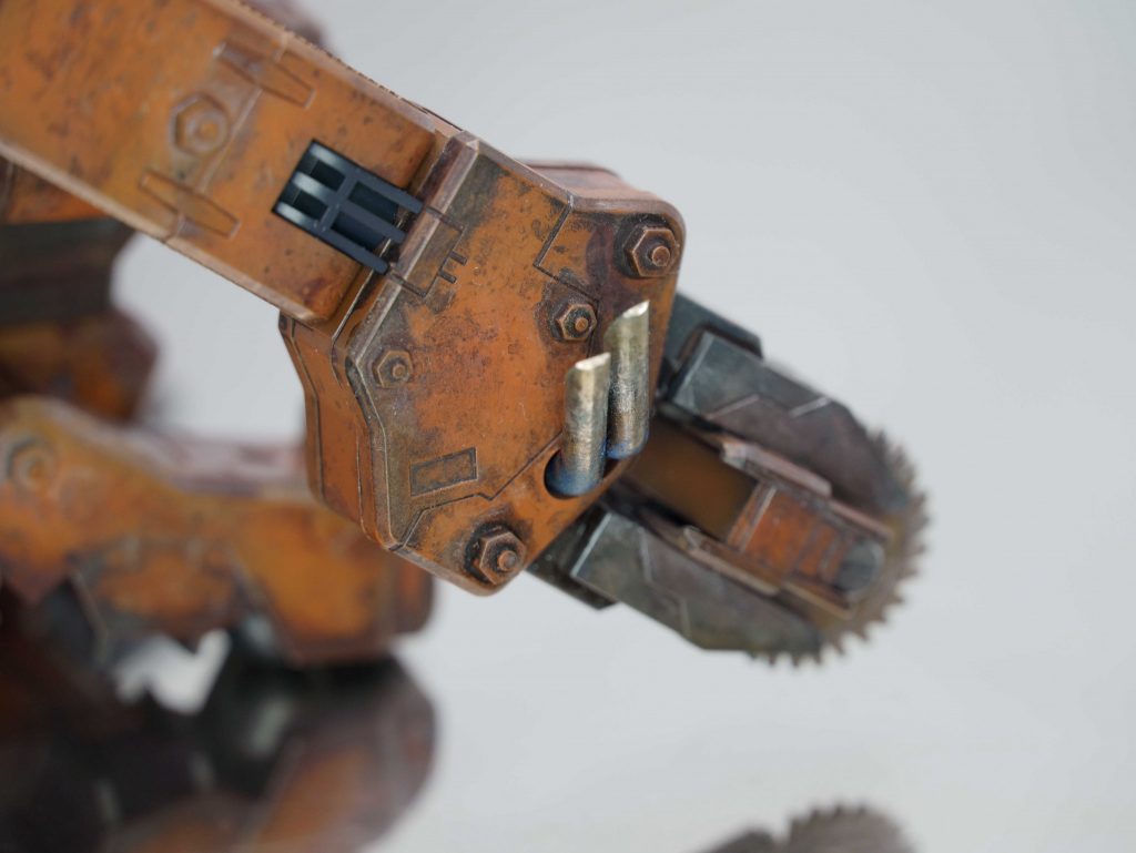 なんと、回転ノコはエンジン駆動です。ズ太い二本のマフラーが、高トルクを連想させますね（笑）