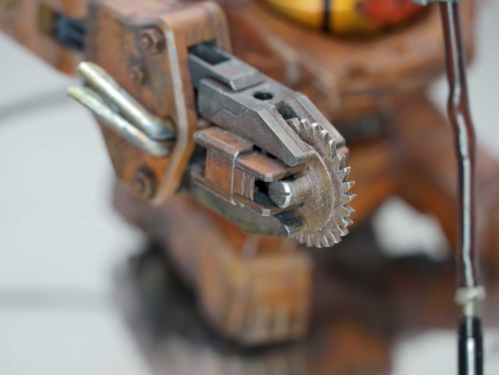 右腕はホラーに不可欠なアレです。回転ノコで･･･ (*´ω`*)ﾓｷｭｰ♪