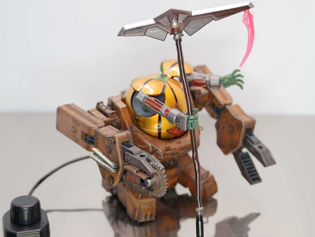 鎌の柄は、グネグネにひん曲がった鉄パイプです。プラパイプを炙って制作しました。腕は1/100バルバトスのガンダムフレームから。手はゼイタクにもRGの手を使用しました。 