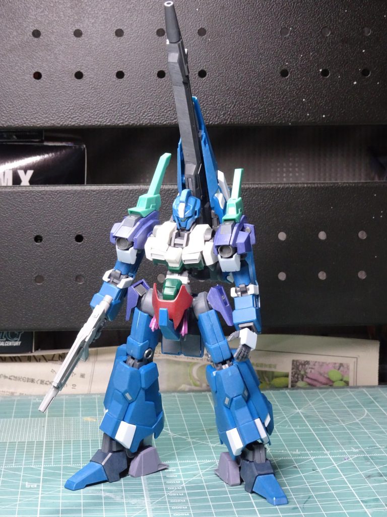 <ミキシングレシピ>・リゼル隊長機(頭・背中武器・腕・脚部)・モビルレギンレイズ(胴体)・ライトニングガンダム(肩・サイドスカート・脚部の一部)・シルヴァバレト(武器・脚部の一部)・アンクシャ(肩上部)・その他ジャンク:フロントスカートはMGジンクス余剰パーツ、ハイパー・メガ・バズーカ・ランチャーとのチューブ接続パーツにMGジャスティスのビームサーベルパーツを使用。また、背面武器のバーニア付近にヘイズルや1/100グレイズのバーニアを使用。胴体はそのままだと寸詰まりになるため、腰との接続部付近で3ミリ延長させ、全体バランスを調整。