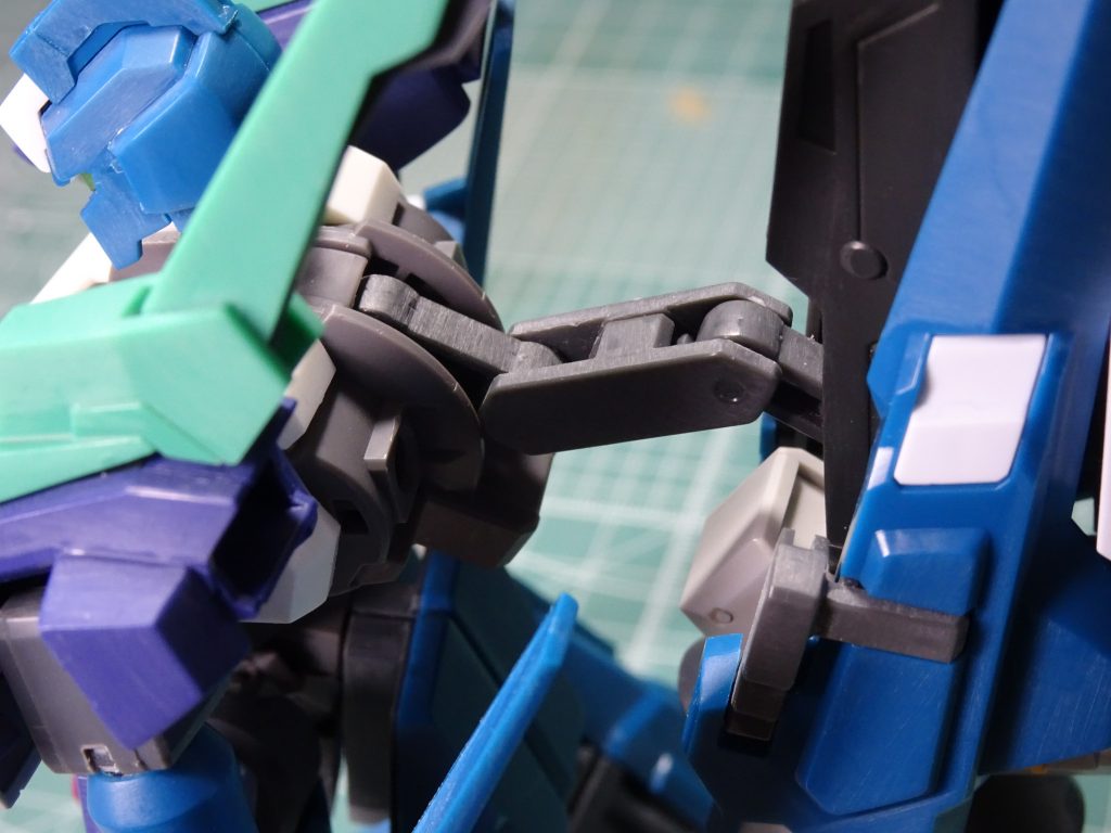 胴体と背面ランチャーの接続は、胴体にもともとあるピンと武器の接続パーツの穴を利用。武器の接続パーツの穴を一旦プラ棒で埋め、胴体側のピンの口径の穴を開けなおして接続。