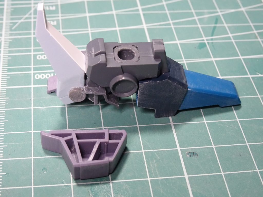 かかとのとんがりは、ライトニングガンダムのパーツ、両サイドの紫パーツは、シルヴァバレトのかかとで、リゼル側の一部を切り欠き、シルヴァバレトの穴に合うよう加工。 最後まで御覧いただき、ありがとうございました。