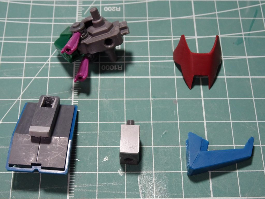 腰は、レギンレイズの腰の接続を活かし、リゼルやMGジンクスの余剰パーツで覆っていく感じで再現。