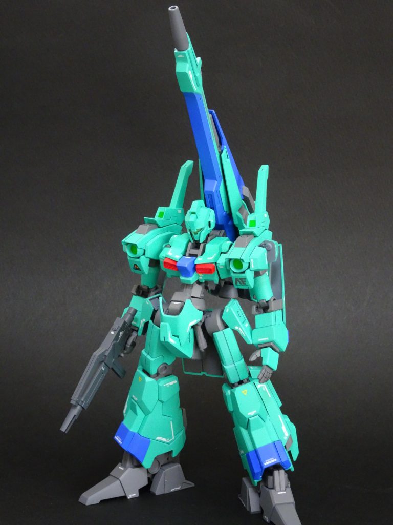 <使用カラー> ※G:ガイア、C:クレオス○グリーン:ウォーカーグリーン(G)○ブルー:ウォーカーブルー(G)○レッド:富野由悠季の赤(G)○フレームのグレー:グレーバイオレット(C)○武器のグレー:EXダークシーグレー(C)サフレスです。ただ、ミキシングでパーツにより成形色が異なるため、グリーン、ブルー、レッドのパーツには一旦EXホワイトで下地の色を統一してから塗装してます。