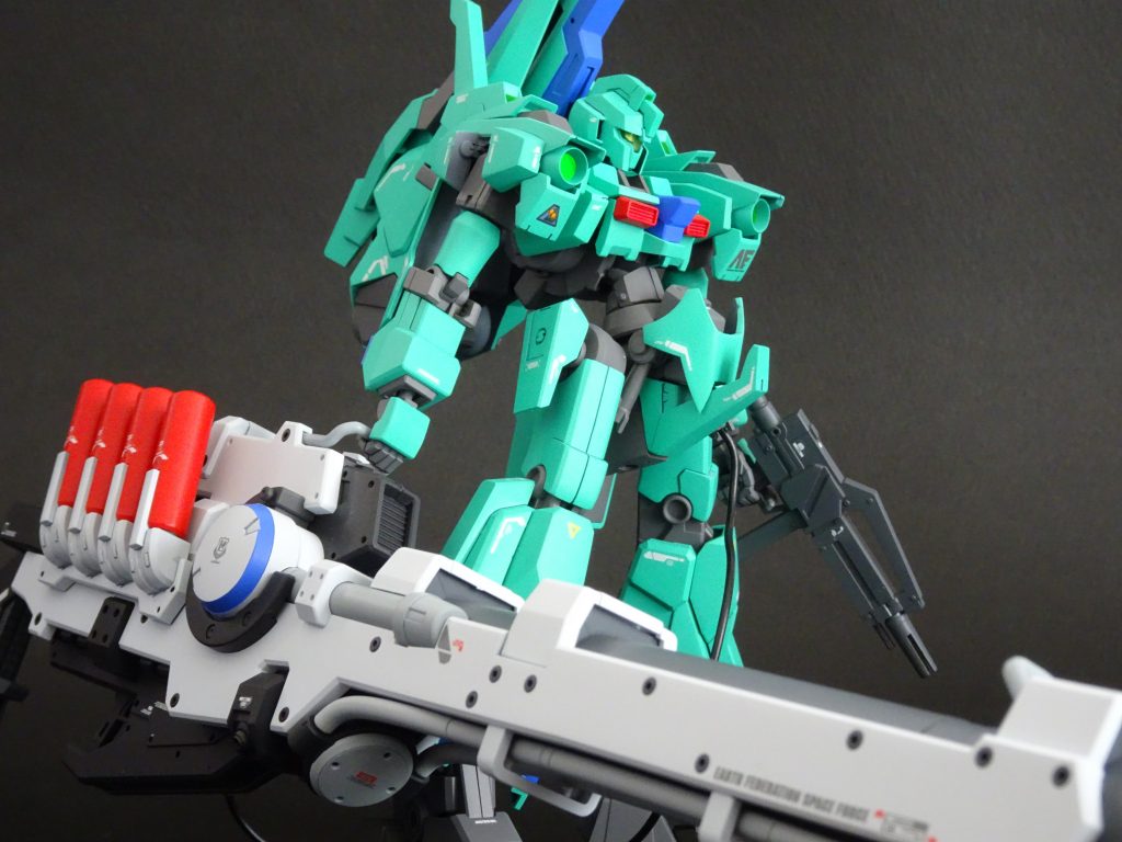 デカールは、RGハイニュー、RGサザビー、RGシナンジュ用の水転写デカールを使用。スジボリを追加しない代わりのアクセントとして、単調になりそうな面に対しアクセントとして貼っています。