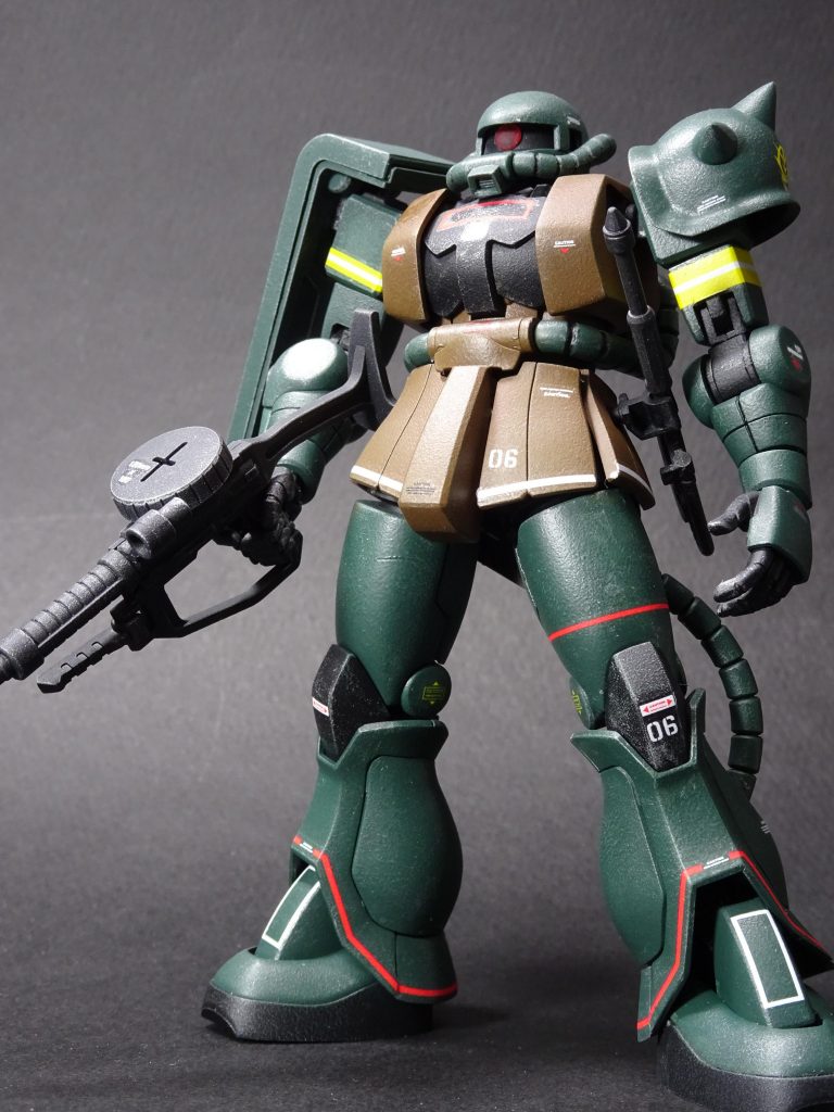 カラーリングは、エナメル塗料です。黒：フラットブラック茶：レッドブラウン緑：暗緑色関節や武器などはフラットアアルミでドライブラシ、デカールはガンダムベース限定のリアルタイプザクの水転写デカールです。