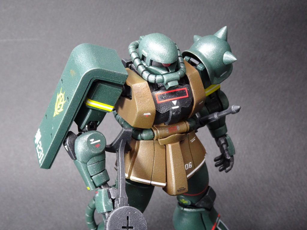 筋の彫り直しやバンダイエッジなどの気になる部分のみ、整面した以外は素組みです。