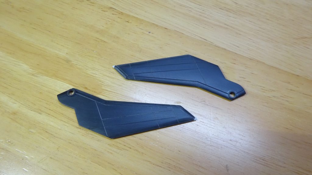 主翼の端にプラ板を貼って削って鋭角にしてます。