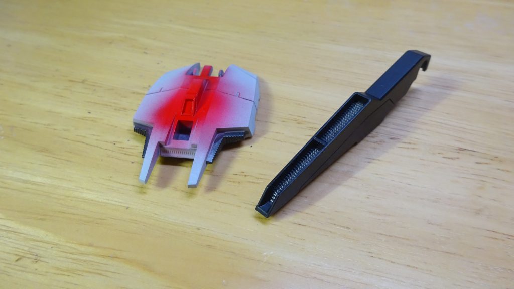 塗り分け途中の様子。シールドの赤を塗ってからマスキングして黒を塗装しました。