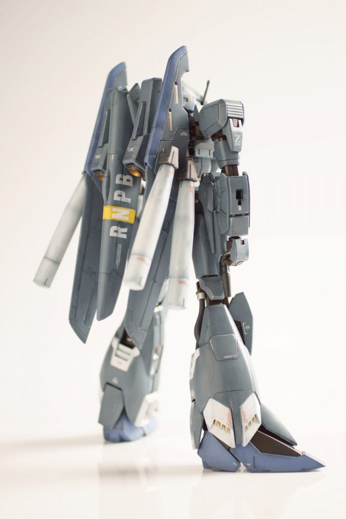 MGですが、足のアーマーの展開もオミット。プロペラントタンクも白にしてみました。