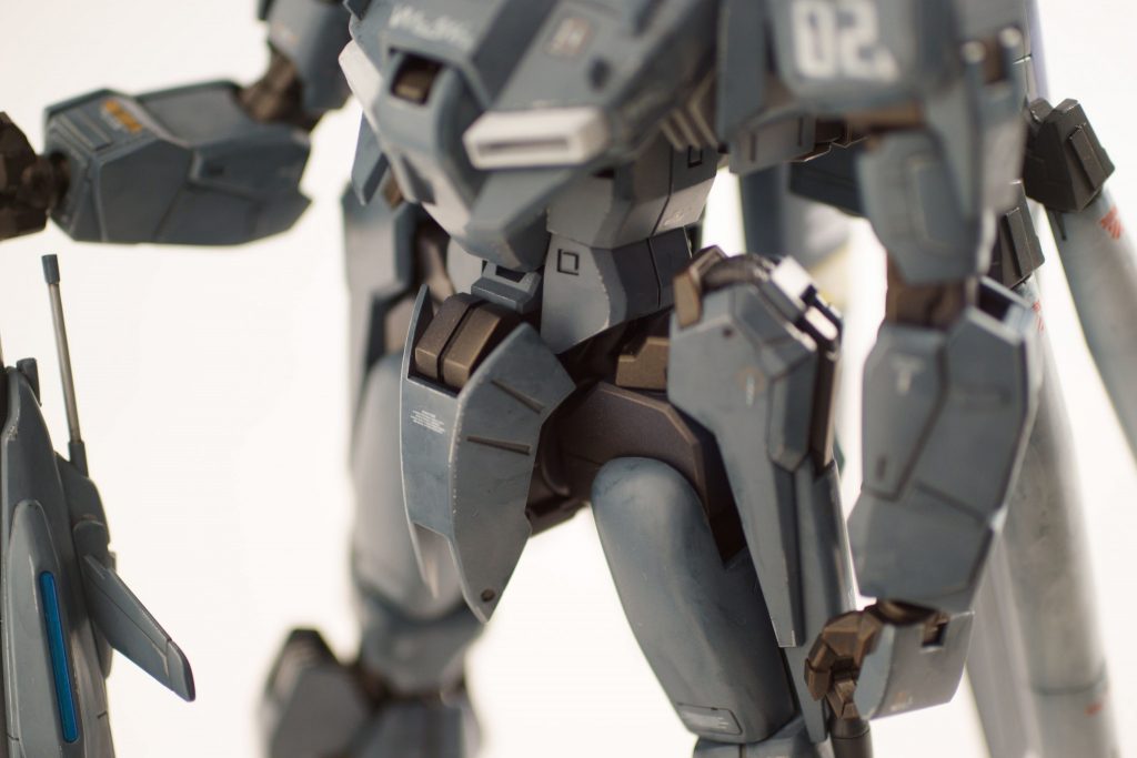 大まかな改造点は、この写真に詰まっています。背中からのメインフレーム、股関節までまず固いレジンで成形されています。脇腹や足のジョイントユニットはプラモデルのような出力で、ポリキャップを仕込んで完成。