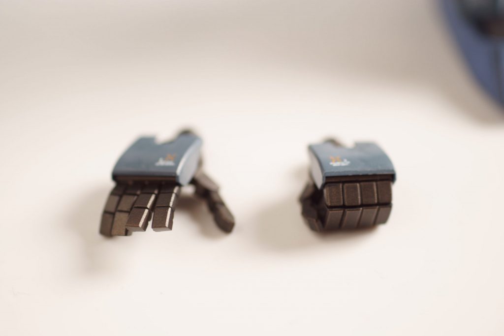 ハンドパーツも自作の3Dプリント品です。色々なサイズ、色々なボールジョイント、色々な指の開き方を再現できるので気に入っています(笑