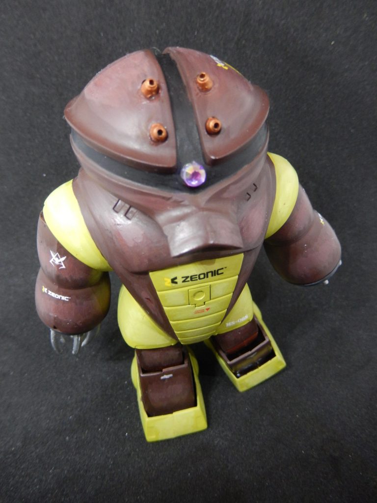 上目づかいなアッガイ!モノアイは百均で購入したPビジューシールを貼り付けました。キラッとした瞳がかわいいです。