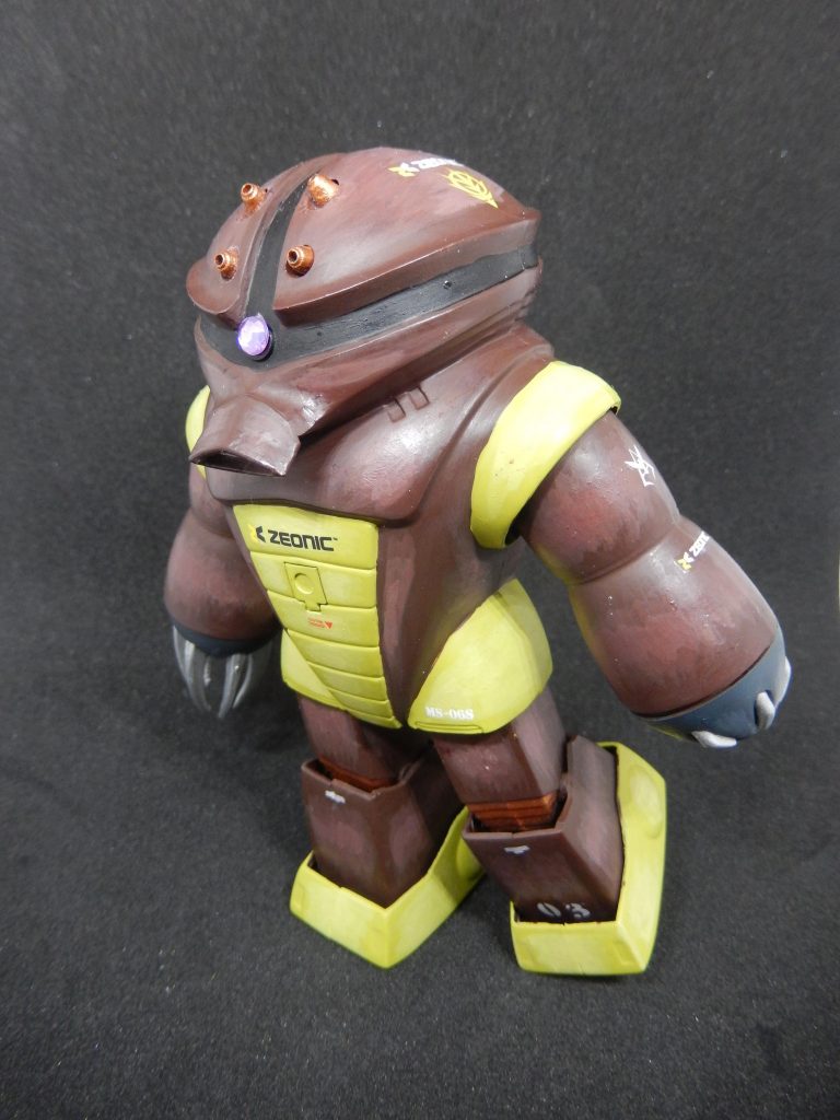 右側から。バランスが悪いのでやや前のめり…