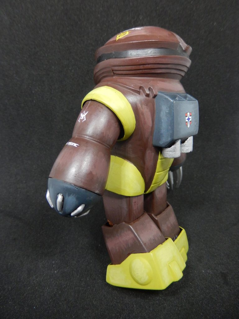 後ろ姿です。デカールを貼ってみましたがランドセルがさみしいです。。。