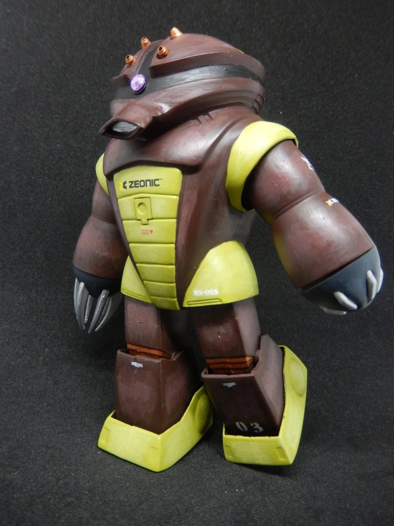 やや下側から。可動域が狭くてあまり動きがだせません。