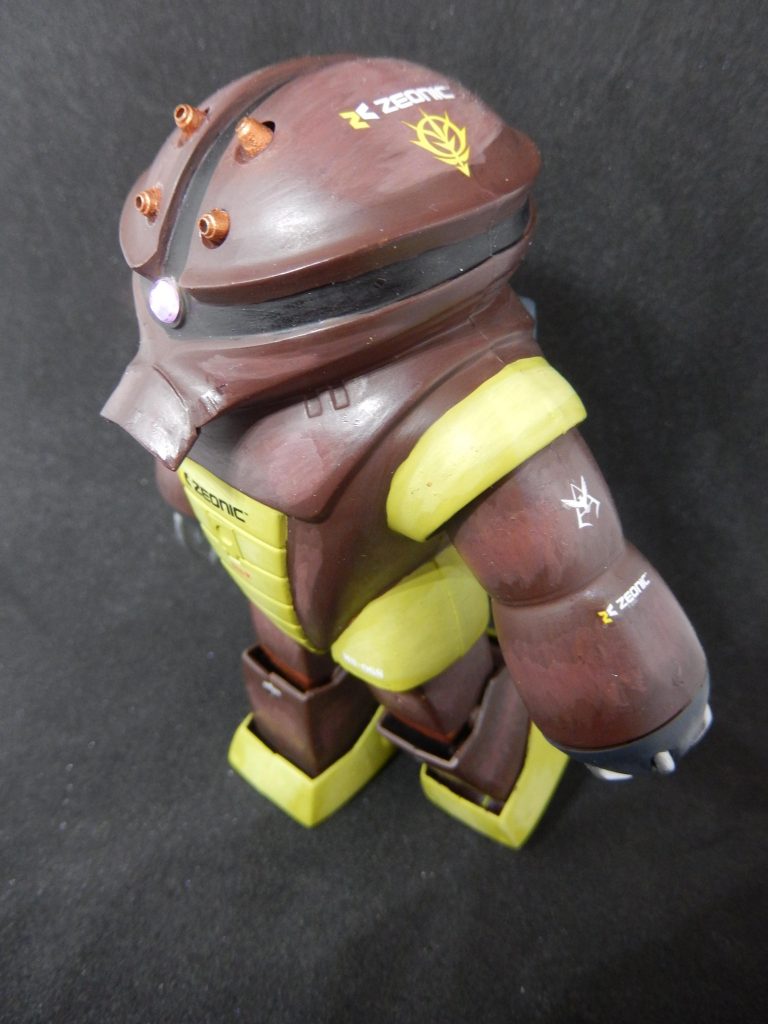 ジオンマークのデカールを目立つ位置にはってみました。