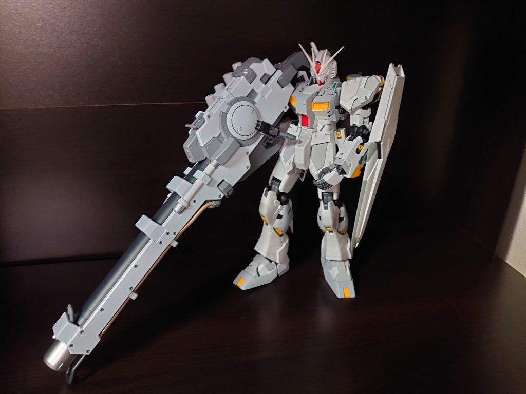 Hi-νのハイメガバズーカが妙にフィットしているように見えます。