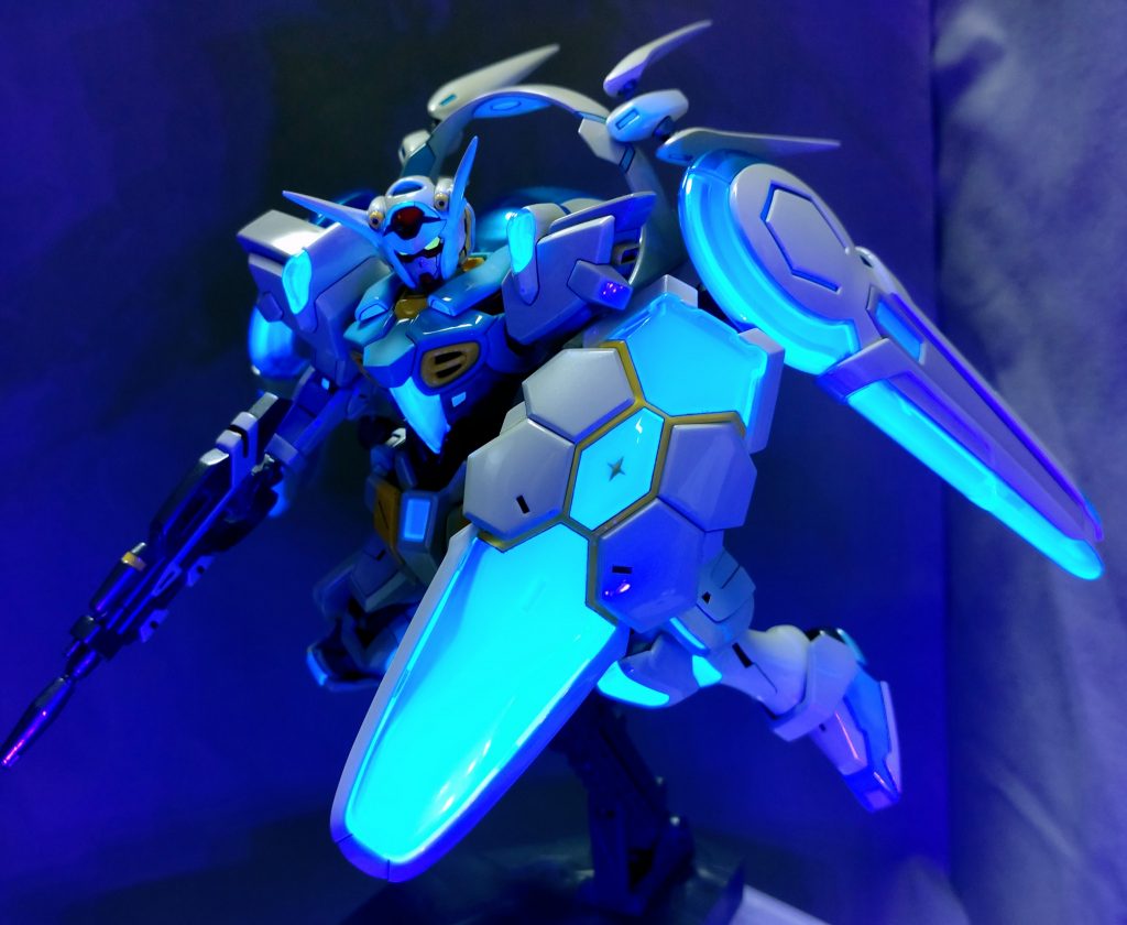 フォトンバッテリー部分はクリアパーツの裏側から青色蓄光塗料→シルバーの順で吹き付けてあるので通常はシルバーの反射光、ブラックライト下で蓄光の青色発光という感じになります