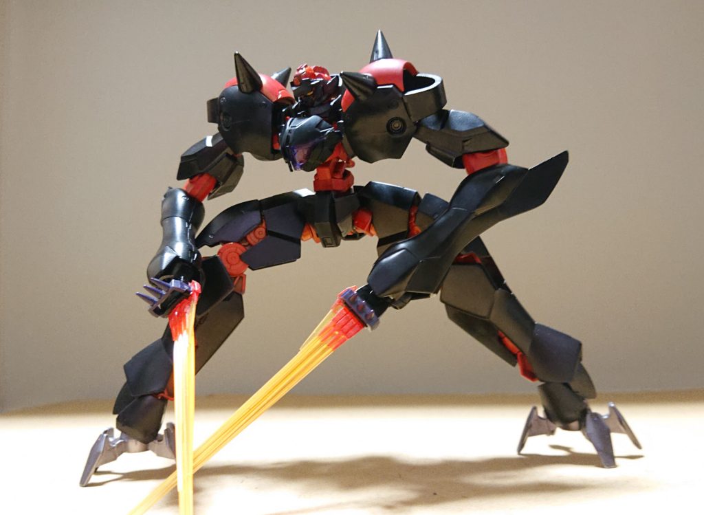 武装はビームクロ―、腕部バルカン、ドリルキック。