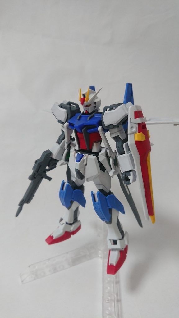 ダイバーエースユニットのバックパックを背負わせるとなんとなくインパルスガンダムっぽいシルエットになりますね。膝の装甲は裏にあるダボ穴を削り落として接着剤でくっつけてみましたがいい感じにフィットしてくれました。サイドスカートには磁石で剣をマウント出来るようにしてあります。