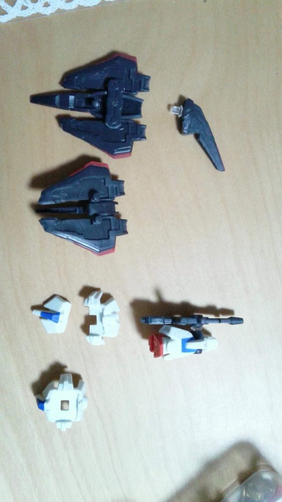 こんな感じで各部を刻んでいますが、取り外している頭と腕を戻せばZに出来ます。