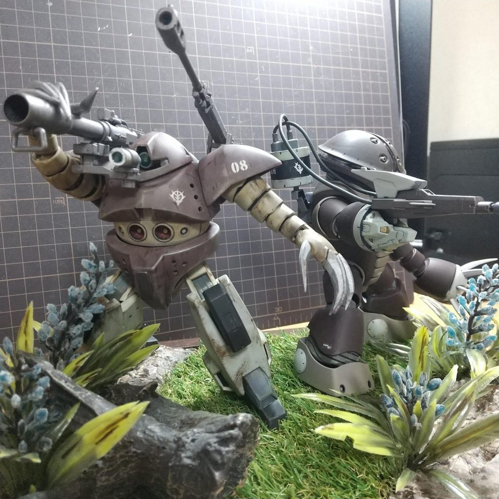 これは、ゴックをゴックキャノンに、アッガイをアッグスナイパーに改修したものです。土台は、すべて100均で購入できるもので作りました。