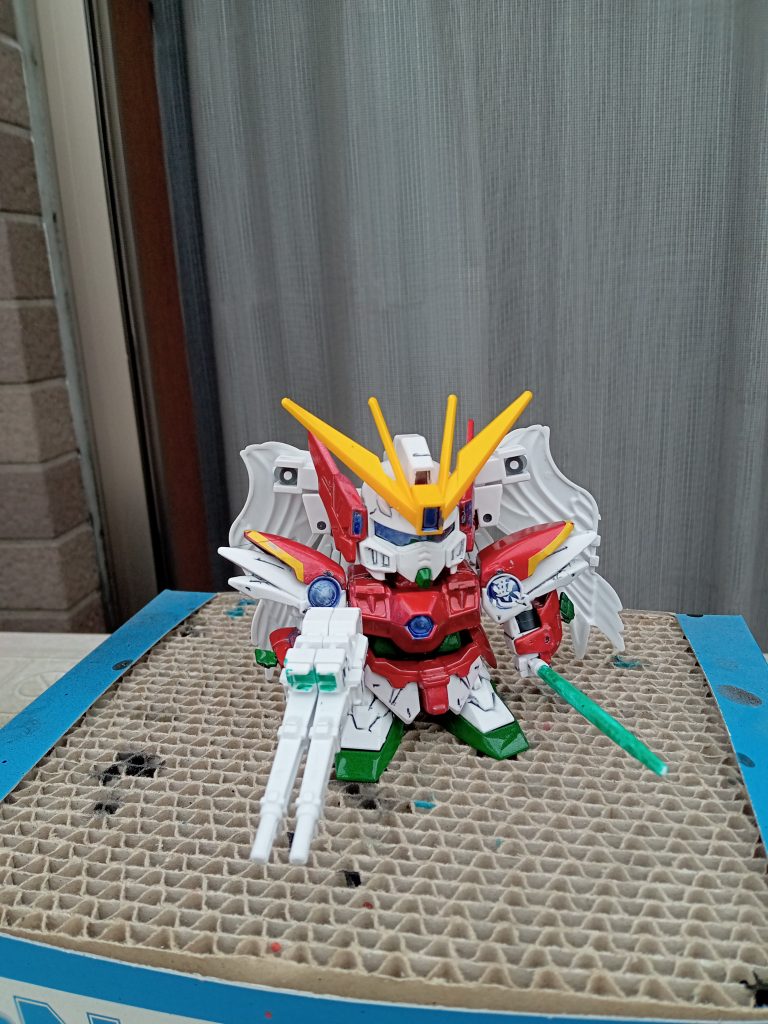 前はこんな感じ。肩パーツが外れやすいので、あえて、片手でツインライフルを所持させました。ツインライフルのスコープ、ビームサーベルはマーカーのメタリックグリーンで塗装しました。