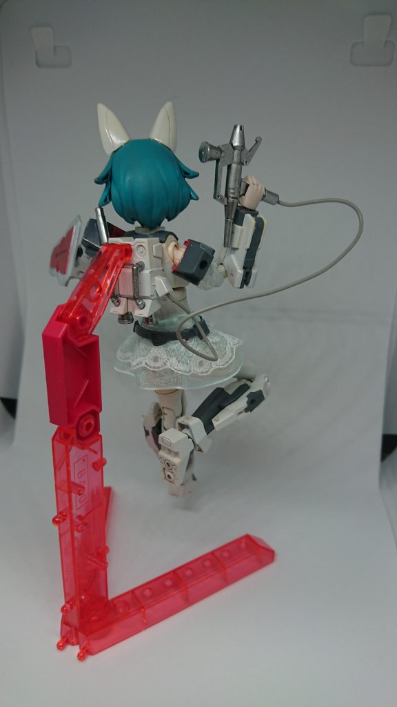 改めてみるとところどころ塗装が浅く、剝がれてるところがあります。地肌が見えてる・・・さらに言えば赤色の細い部分、はみ出てます。ここはしっかりマスキングをしなければいけなかったです。