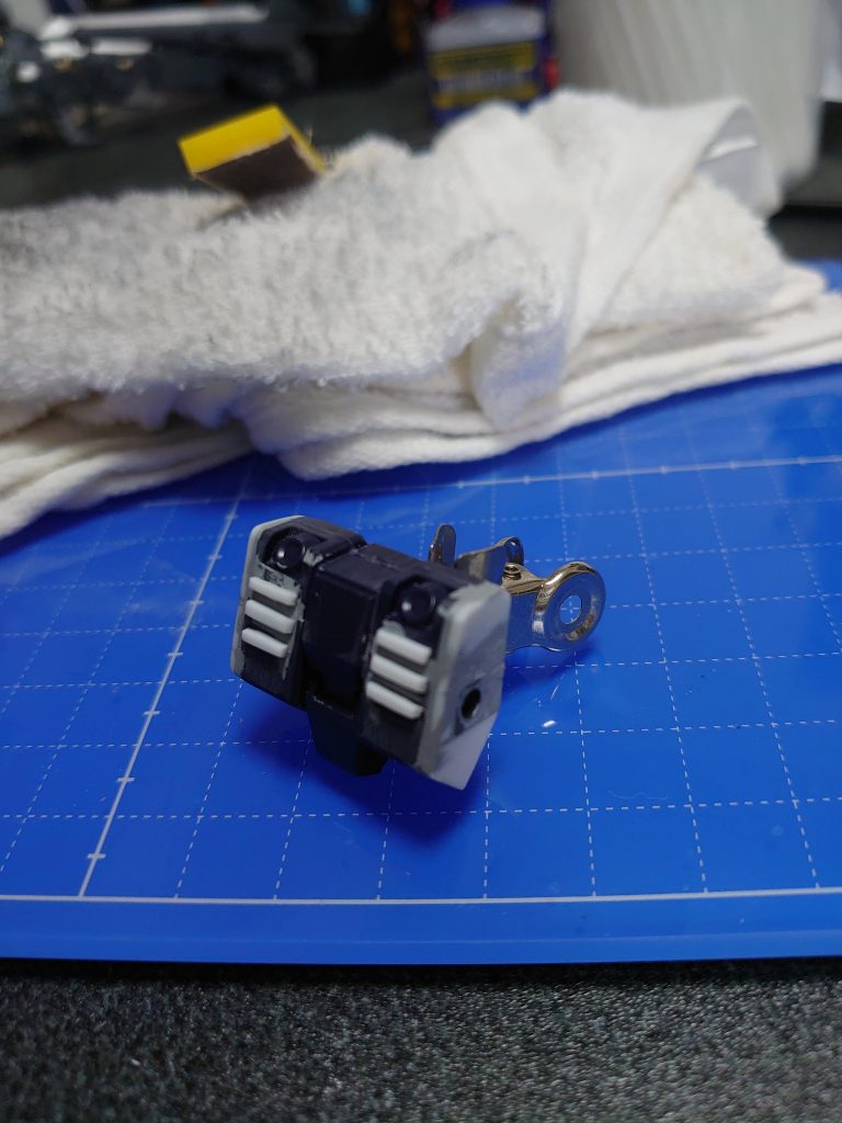 プラ板とパテでバックパックを小改造して、ブースターを装着出来るようにしました。