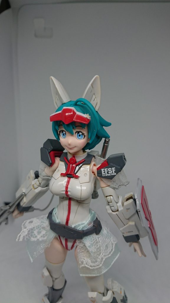 塗装はやや失敗感はありますが、顔はウェザリングマスターによる化粧をして、瞳はシールではなく水性塗料にて塗っております。こちらは瞳に段差があったので不器用でも塗りやすかったですね。とまあ、人型プラモ初挑戦としては自分のレベルならこれが限界でしょうし、個人的にはこれでも満足だったりしてますwもちろんこれで終わるつもりはないのでいつか再挑戦したいです。