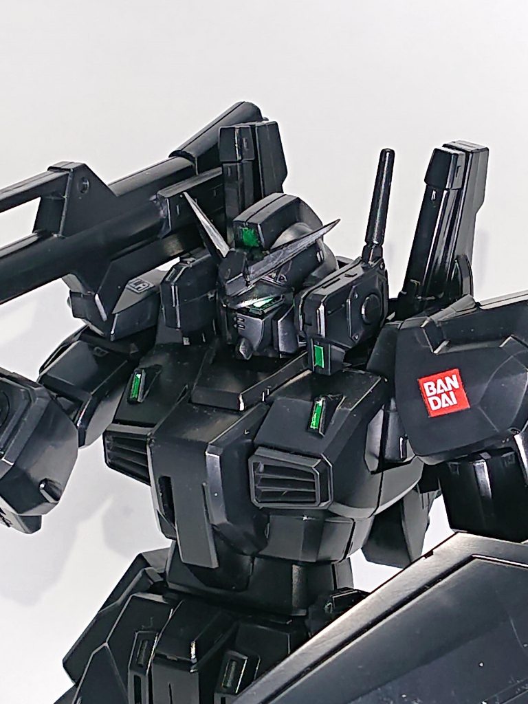 作成ですがストレートの素組みで、アンテナのみシャープ化しただけです。初エコプラだったのでシールのみとしました。ツインアイとカメラ以外の箇所（バルカンポッドと胸部センサ、武器センサ）はシールの緑を切って貼りました。あとはおまけで入っていたガンプラ、バンダイシール（笑）