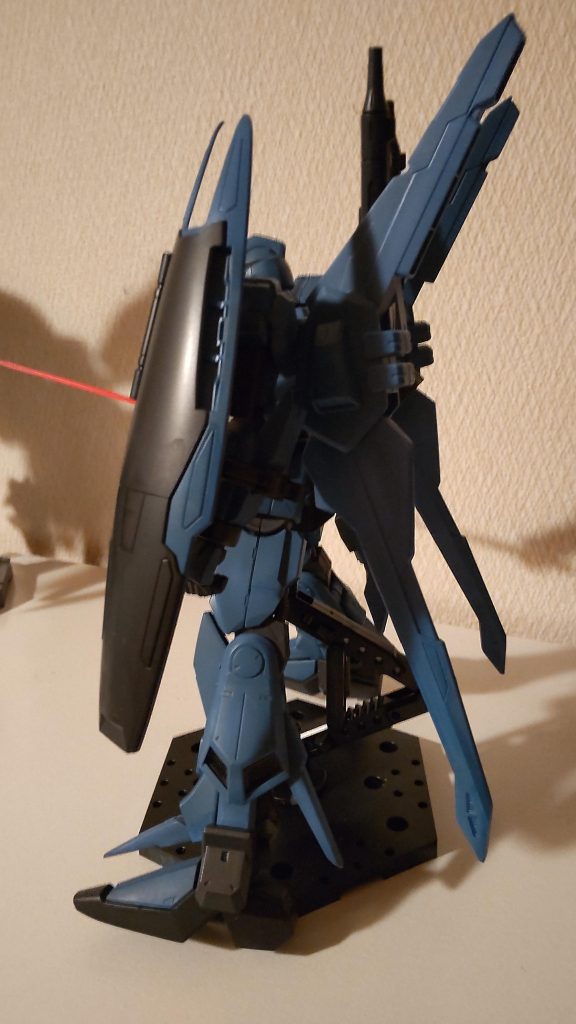 3色のブルーで塗装したあとでスミ入れを兼ねたウェザリング。 