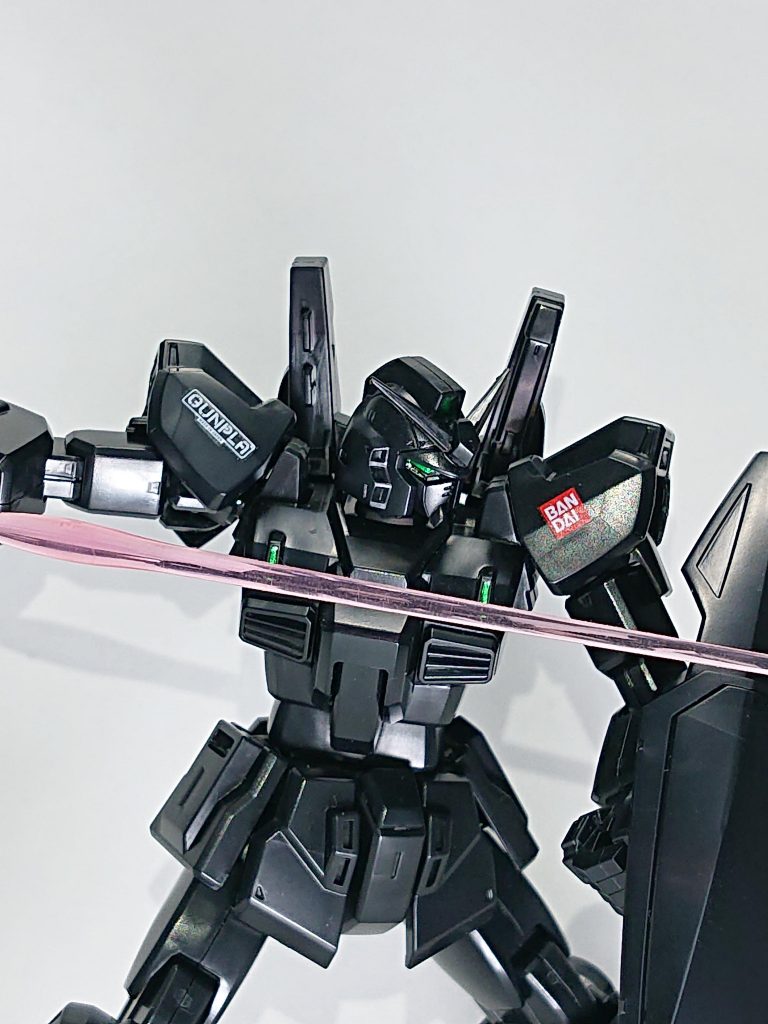 ジャンクにあったビームサーベル刃をつけてみました。真っ黒ながら陰影でカッコよく見えるので満足してます。正月の息抜きの記念キットでしたが良いキットでした。リバイブ版のＭｋ－２も作ってみたいですね。最後までご覧いただきありがとうございました