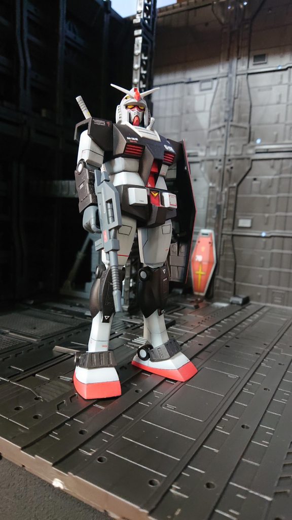 カラーレシピ白、下地黒→MSホワイト+ニユートラルグレー少々黒、下地赤→セミグロスブラック赤、RX78レッド+モンザレッド少々黄、RX78イエロー+黄桃色少々グレー、MSグレーです。