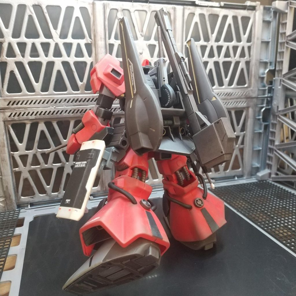 バックショット。スカートを加工して跳ね上げています。